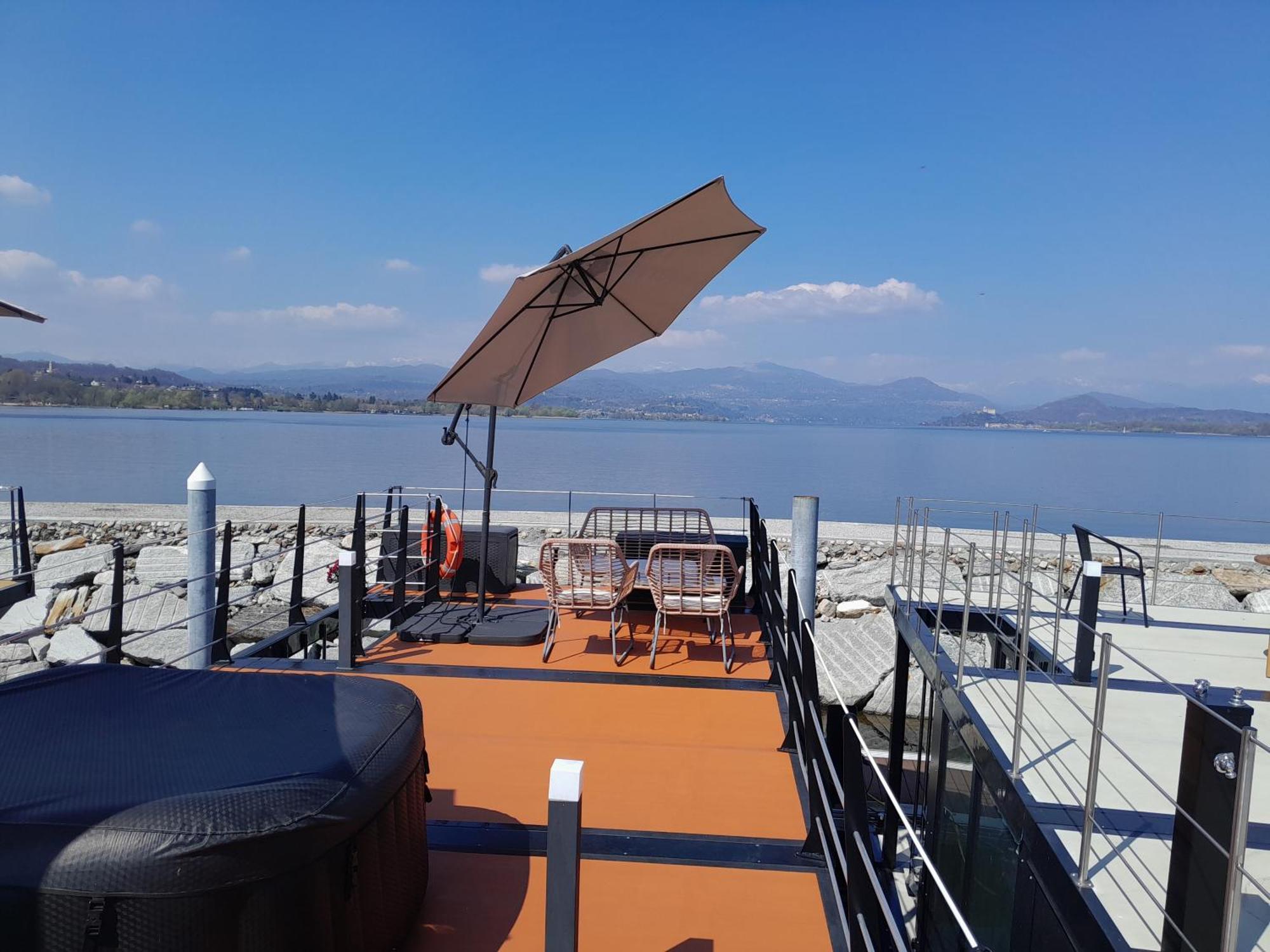 Floating Experience Black Pearl, Lago Maggiore Dormelletto Zewnętrze zdjęcie